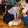 Comment le massage cardiaque et l&#039;utilisation du défibrillateur peuvent sauver une vie