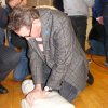 Comment le massage cardiaque et l&#039;utilisation du défibrillateur peuvent sauver une vie