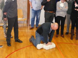 Comment le massage cardiaque et l'utilisation du défibrillateur peuvent sauver une vie