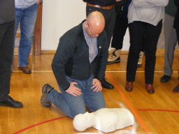 Comment le massage cardiaque et l'utilisation du défibrillateur peuvent sauver une vie
