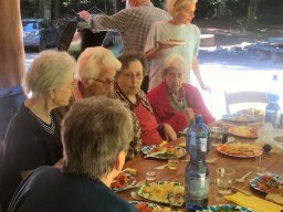 La table régionale en plein air (cabane Bois de Ban)